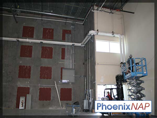 Монтаж распределительных щиты электропитания в дата-центре Phoenix NAP в Фениксе