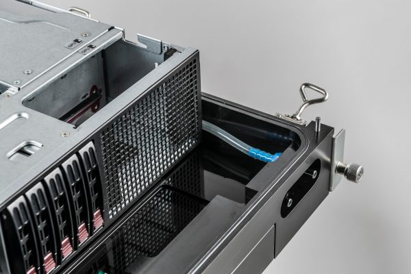 Schneider Electric предлагает серверную стойку с иммерсионным охлаждением на базе технологий Iceotope и Avnet