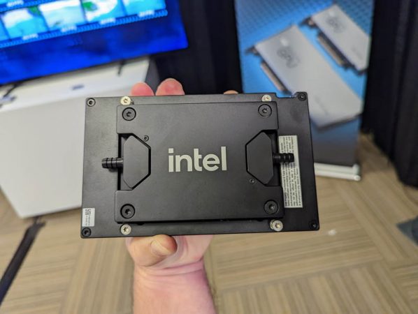 Intel представила графический ускоритель Ponte Vecchio с интегрированным жидкостным охлаждением  