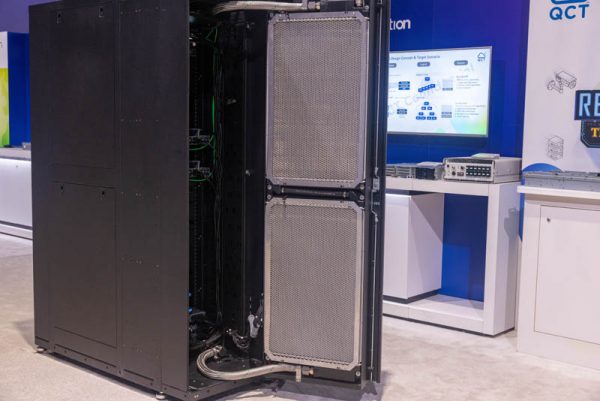 QCT демонстрирует стойку с жидкостным охлаждением высотой 42U на Intel Innovation 2022 