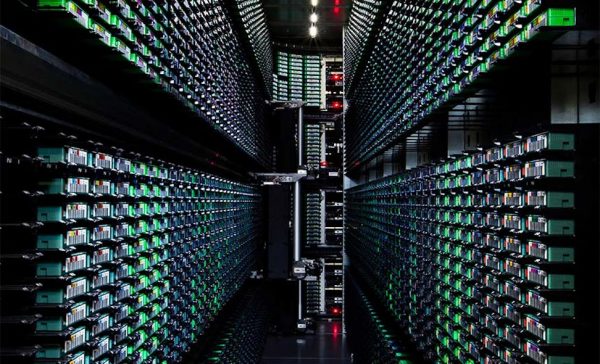 библиотека ленточных накопителей в центре обработки данных Google в Южной Каролине 